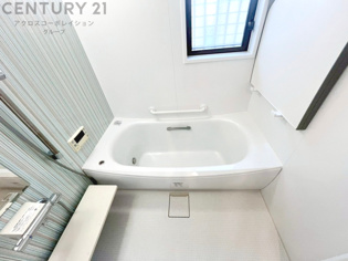 ユニットバスは省スペースでありながら、シンプルな設計と使いやすさを備え、簡便なメンテナンスが可能です。窓付きで換気にも便利です。またミラー・小物置き場もあり便利です。