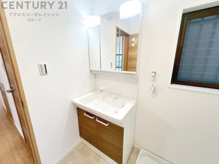 化粧品や洗顔料、歯ブラシなどの必需品をまとめて置ける収納スペースがあり、使用するたびに取り出す手間が省けます。また、水回りのため、濡れても大丈夫な素材が使用されており、お手入れが簡単です。