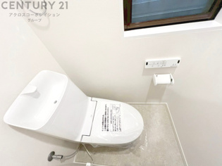 温水洗浄便座付トイレは温水洗浄機能により、暖かい水でおしりを洗浄することができ、冷たい水を使う従来の便座に比べ、温水洗浄機能で暖かいトイレを提供し、快適な使用を可能にします。