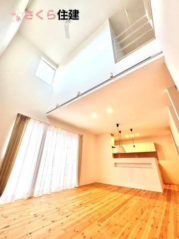 宇都宮市西川田町　jigsaw東棟の居間・リビング|広々17帖LDLは南向きで日当たり良好。ゆったりとした時間の流れる開放的なくつろぎの空間
