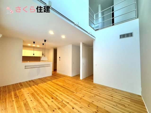 宇都宮市西川田町　jigsaw東棟の居間・リビング|17帖LDKはキッチンで家事をしながらでもお子様に一対一で向き合える時間が作れます！！
