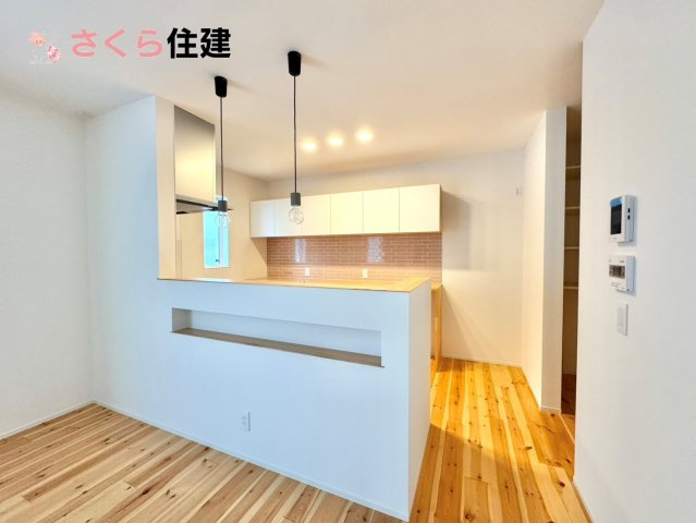 宇都宮市西川田町　jigsaw東棟のキッチン|対面式システムキッチン。リビングを見渡せるキッチンで家族の様子をうかがいながら料理がはかどりそう！