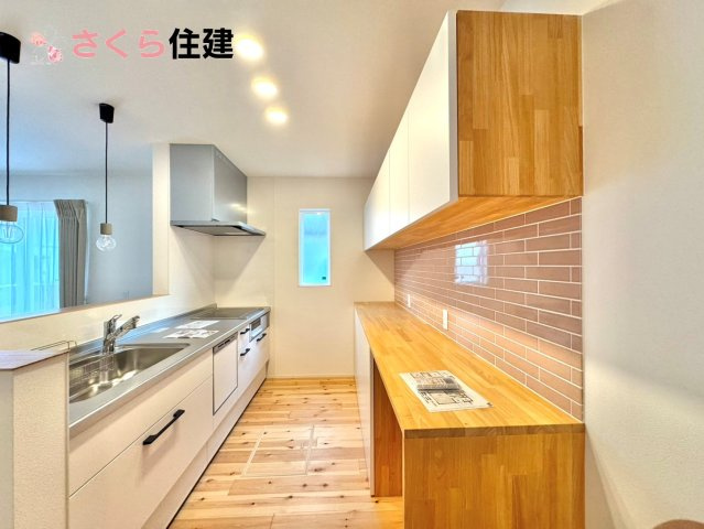 宇都宮市西川田町　jigsaw東棟のキッチン|お子様と並んで料理をしても余裕のゆとりのキッチン。お子様と一緒に料理も叶いますよ♪