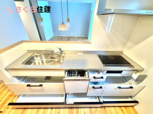 宇都宮市西川田町　jigsaw東棟のキッチン|キッチン下収納は奥まで引き出せるので、大きく屈まなくても楽に必要なものがパッと取り出せます！