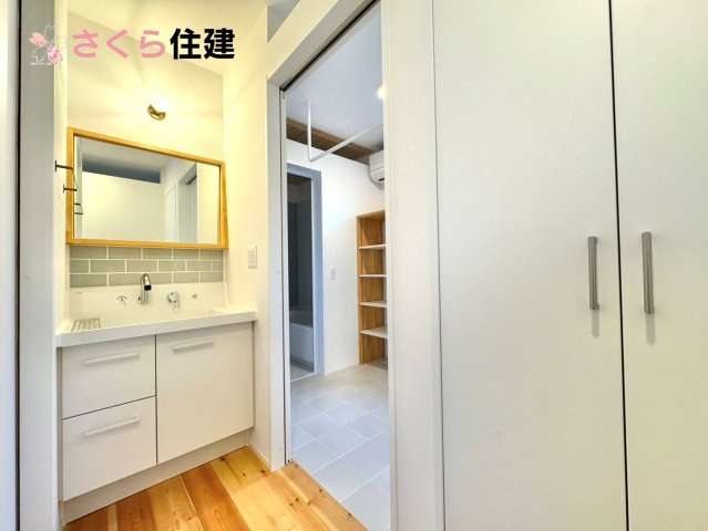 宇都宮市西川田町　jigsaw東棟の独立洗面台|ご家族並んで朝の準備もスムーズにできるようにこだわりの洗面台！

