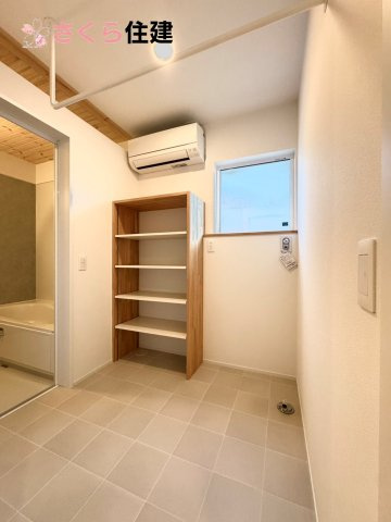 宇都宮市西川田町　jigsaw東棟のランドリースペース|梅雨の時期は大活躍のランドリールーム！家族の数だけ増える洗濯物もしっかり乾かせます