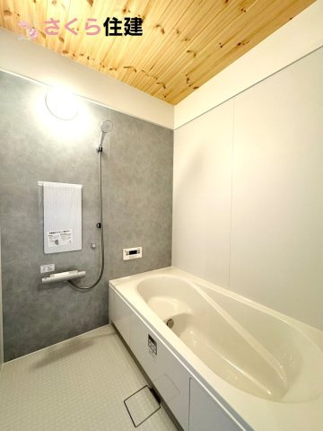 宇都宮市西川田町　jigsaw東棟の浴室|梅雨の時期は大活躍の浴室乾燥機！家族の数だけ増える洗濯物もしっかり乾かせます