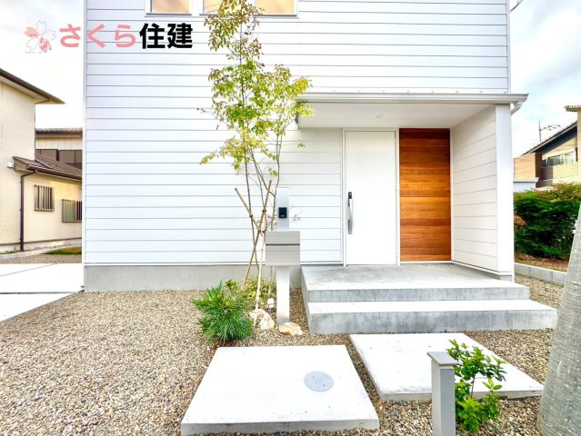 宇都宮市西川田町　jigsaw東棟の玄関|玄関扉はスマートキー対応で、両手に荷物があっても楽に簡単開け閉め！もちろんモニター付きインターホン！