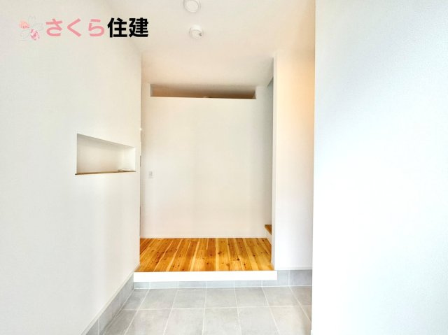 宇都宮市西川田町　jigsaw東棟の玄関|人を迎え入れる最初の場所は清潔感がある空間にして、帰った時も『我が家』を最初に感じて貰える素敵な空間