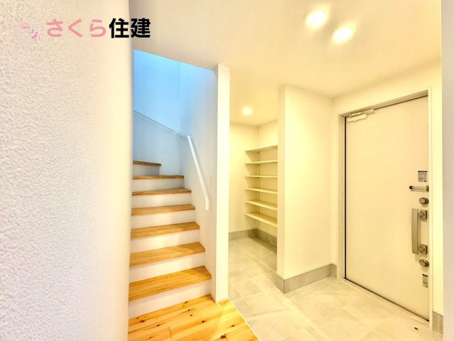 宇都宮市西川田町　jigsaw東棟の玄関|玄関がいつも片づく大型シューズボックス。お子様の靴のサイズが大きくなっていっても安心の広々スペース！