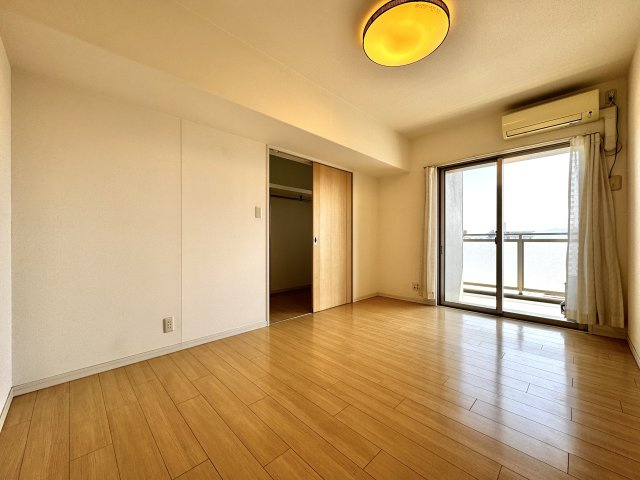 アルファパーク栗林駅南の洋室