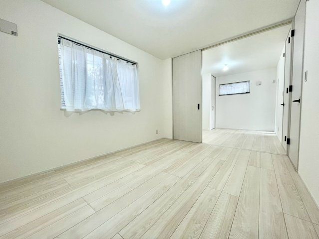 練馬区東大泉6丁目　新築戸建の洋室|各部屋に窓を設置！明るい日差しが降り注ぐ心地よい室内は、日々の暮らしに安らぎを与えてくれます。

現地ご見学希望・資料請求などお気軽にお問い合わせ下さい！
03-5990-5201