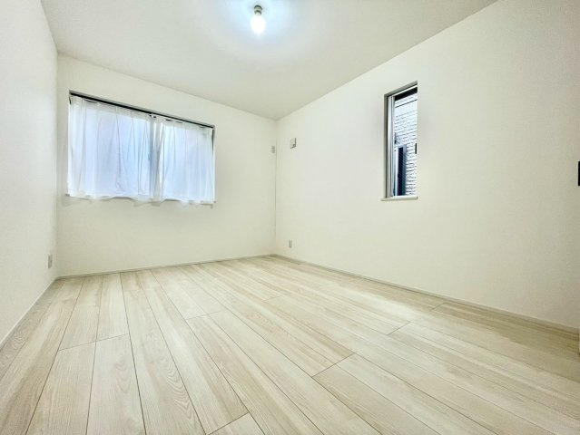 練馬区東大泉6丁目　新築戸建の洋室|白を基調とした室内は、明るい空間を造り出すだけでなく、清潔感をもたらしてくれます。

現地ご見学希望・資料請求などお気軽にお問い合わせ下さい！
03-5990-5201