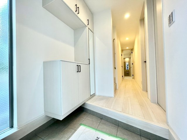 練馬区東大泉6丁目　新築戸建の玄関|玄関横にはシューズボックスがついているため、片付いた玄関がキープできます！

現地ご見学希望・資料請求などお気軽にお問い合わせ下さい！
03-5990-5201