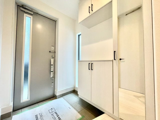 練馬区東大泉6丁目　新築戸建の玄関|住む人や訪れる人を心地よく迎え入れてくれる玄関。

現地ご見学希望・資料請求などお気軽にお問い合わせ下さい！
03-5990-5201