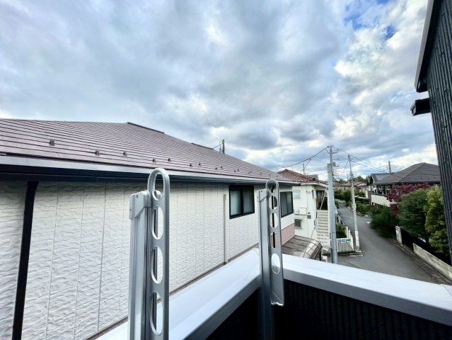 練馬区東大泉6丁目　新築戸建のバルコニー|大きな空に包まれて、太陽の光をたっぷりと浴びながら過ごす毎日は、自然と家族の笑顔で溢れます。

現地ご見学希望・資料請求などお気軽にお問い合わせ下さい！
03-5990-5201