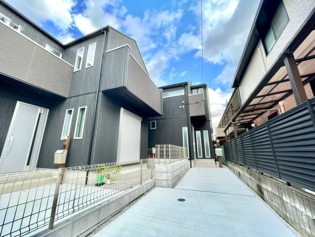 練馬区東大泉6丁目　新築戸建の外観|カースペースもしっかり確保。車での移動が欠かせないファミリーにも嬉しいプランです。

現地ご見学希望・資料請求などお気軽にお問い合わせ下さい！
03-5990-5201