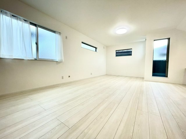 練馬区東大泉6丁目　新築戸建の居間・リビング|2階リビングは外からの視線が気にならない、寛ぎのプライベート空間！

現地ご見学希望・資料請求などお気軽にお問い合わせ下さい！
03-5990-5201