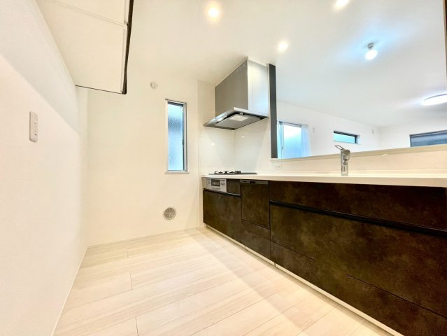 練馬区東大泉6丁目　新築戸建のキッチン|ご家族とコミュニケーションがとりやすい、対面式キッチンを採用。小さなお子様にも目が届くので安心です。

現地ご見学希望・資料請求などお気軽にお問い合わせ下さい！
03-5990-5201