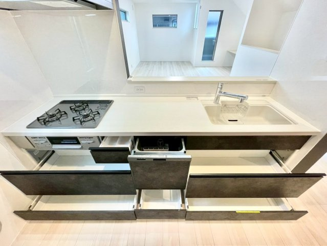 練馬区東大泉6丁目　新築戸建のキッチン|ビルトインタイプの食洗機付き！家事の時間と、手洗いに比べて使用水量も軽減します！

現地ご見学希望・資料請求などお気軽にお問い合わせ下さい！
03-5990-5201