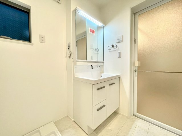 練馬区東大泉6丁目　新築戸建の独立洗面台|清潔感のあるプライベート空間は、身だしなみチェックやお肌のお手入れに最適です。

現地ご見学希望・資料請求などお気軽にお問い合わせ下さい！
03-5990-5201