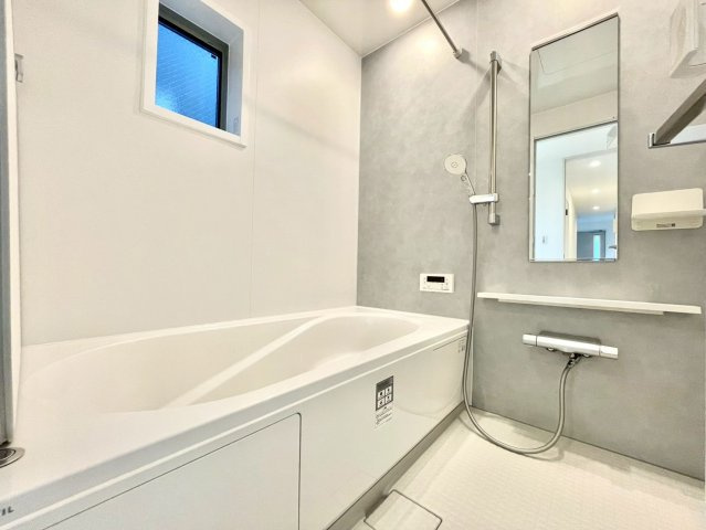 練馬区東大泉6丁目　新築戸建の浴室|追い焚き機能付きのため、帰りが遅くなった日にも温かい湯船に浸かって疲れを癒すことができます。

現地ご見学希望・資料請求などお気軽にお問い合わせ下さい！
03-5990-5201