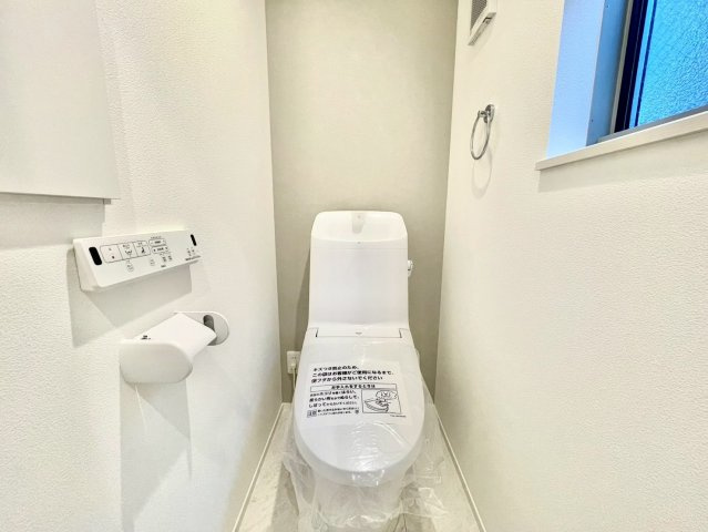 練馬区東大泉6丁目　新築戸建のトイレ|トイレは2ヶ所に設置しているため、来客時にも気兼ねなく使えます！

現地ご見学希望・資料請求などお気軽にお問い合わせ下さい！
03-5990-5201