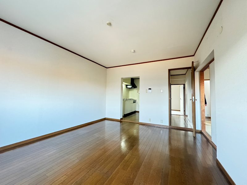 メゾンイワサカの居間・リビング|こちらのリビングで趣味の時間をお楽しみください