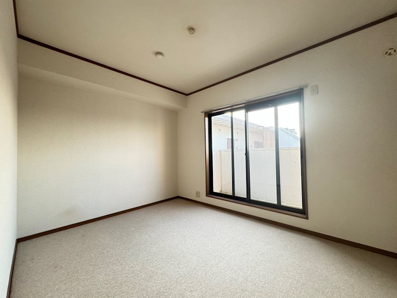 メゾンイワサカの寝室|落ち着いた色調の寝室です