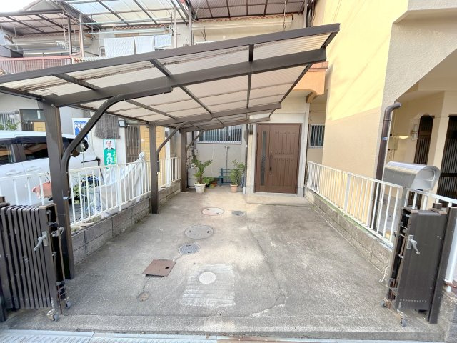 俵口町大久保借家の駐車場