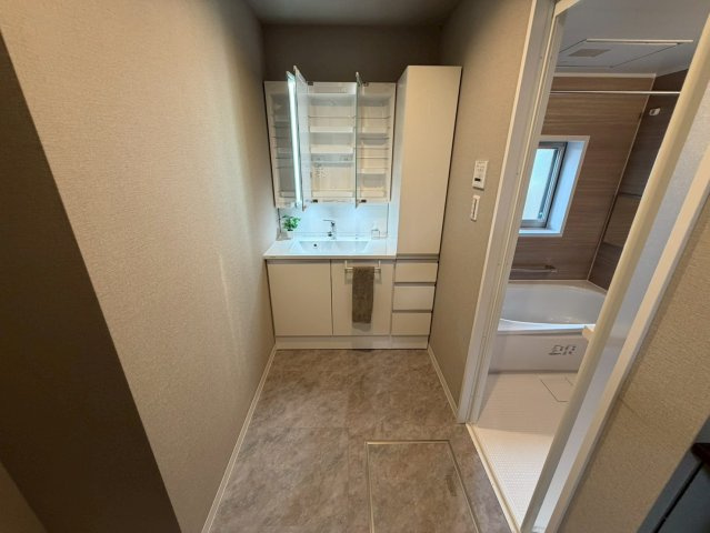 モアグレース藤森の独立洗面台|大きな鏡のついたシャンプードレッサー洗面台で朝の忙しい準備も楽々♪