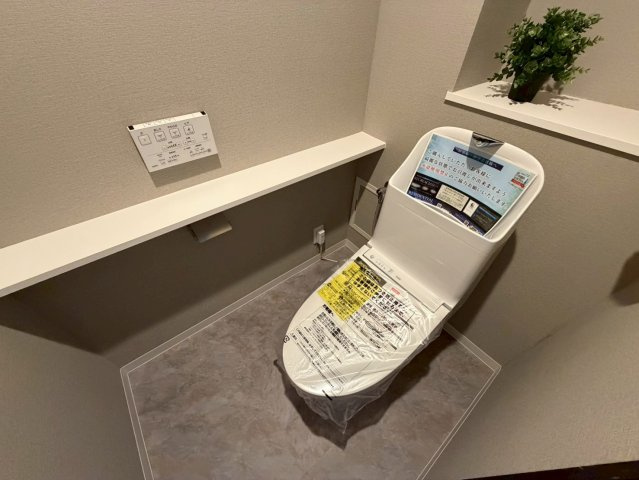 モアグレース藤森のトイレ|トイレットペーパーやお掃除道具などがスッキリ片付く収納があります！