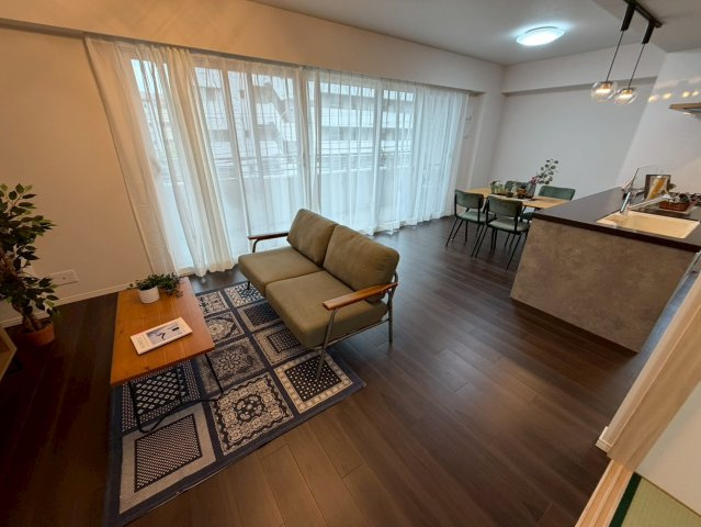 モアグレース藤森の居間・リビング|柔らかな日差しが温かく包み込む、温もりに溢れた18.2帖のLDK空間♪