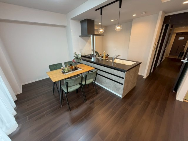 モアグレース藤森のダイニング|キッチンでお料理を作る家族と楽しい会話がでるリビング♪