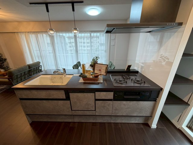 モアグレース藤森のキッチン|キッチンからリビングを見渡せる、家族とのコミュニケーションも取りやすい設計。