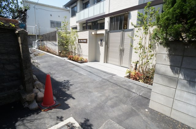 East Villa 逆瀬川のエントランス