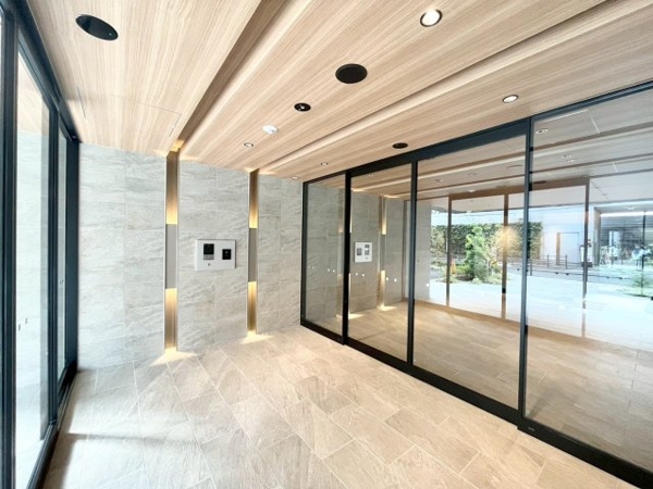 【エントランス】 | 【風除室】ガラス張りの美しいエントランス。もちろんオートロックです！強固なセキュリティで安心！