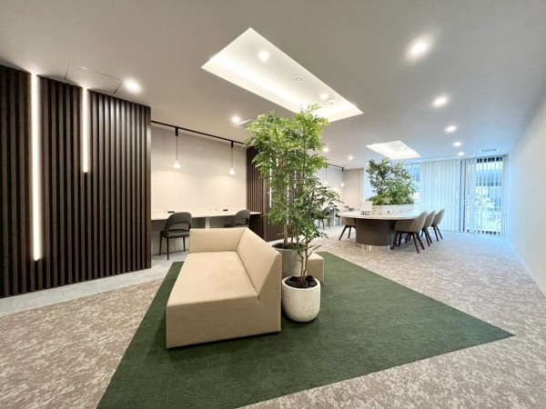 【ロビー】 | 【オーナーズラウンジ】自然光が差し込む穏やかな空間です！