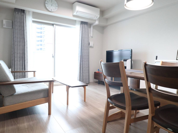 【居間・リビング】 | 【リビングダイニング】窓からたくさんの陽が差し込み、お部屋全体がとても明るく、暖かみある空間☆