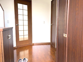 南大泉6丁目貸家の玄関|収納もある玄関です