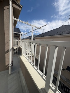 南大泉6丁目貸家のバルコニー|外からの目が気にならないバルコニーで洗濯物が干せます