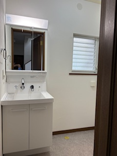 南大泉6丁目貸家の洗面所|コンパクトで使いやすい洗面所