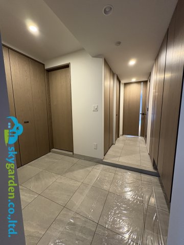 クリオ鵠沼海岸グランロワの玄関|収納豊富な広い玄関ホール
洗面室脱衣室へも直接入れます