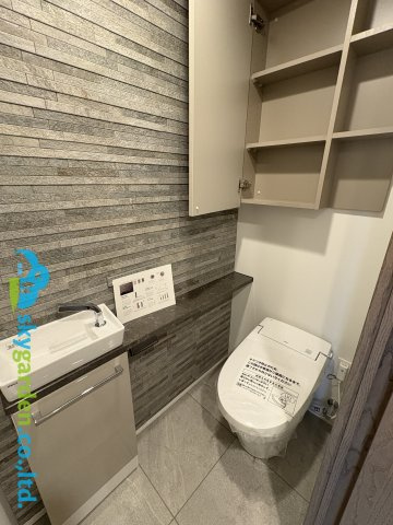 クリオ鵠沼海岸グランロワのトイレ|ゆったりとした空間のトイレです
手洗い付いてます