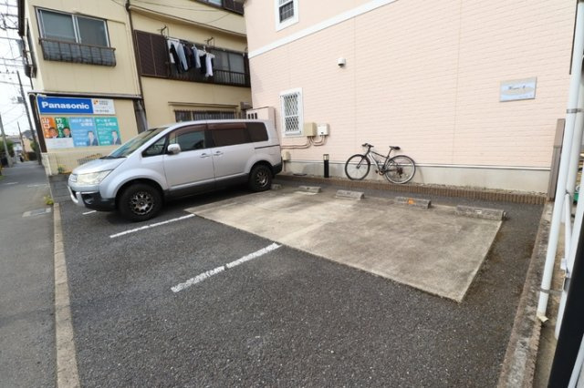 ウィステリアⅡの駐車場