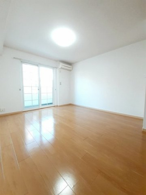 【居間・リビング】 | シエル・ヴェルソーⅡ | ゆったりとしたリビングです