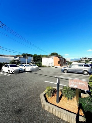 【駐車場】 | ホークヒルズ | 車をお持ちの方に嬉しい駐車場付きの物件です