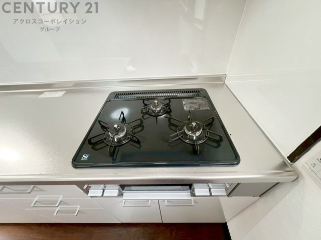 多数の調理器具を同時に使用でき、料理の効率化が可能。省エネで節約になり、様々な料理スタイルに適応できます。また、火力調整が独立しており、手入れや掃除もしやすく、今よりもっとお料理が楽しくなるかも。