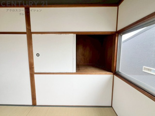 押入れは季節の衣類、寝具などを収納できます。伝統的な美しさと実用性が融合し、収納物を保護する調湿・換気効果があります。使い方によっては書類や小物なども効果的に整理でき空間を有効活用できます。