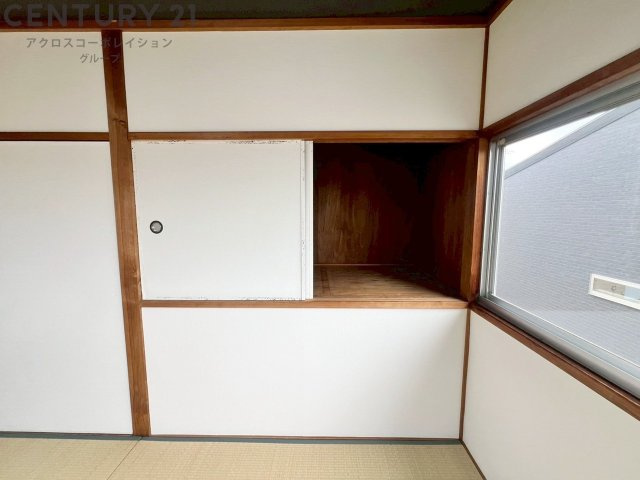 押入れは季節の衣類、寝具などを収納できます。伝統的な美しさと実用性が融合し、収納物を保護する調湿・換気効果があります。使い方によっては書類や小物なども効果的に整理でき空間を有効活用できます。